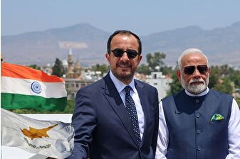 Güney Kıbrıs Rum Yönetimi, Türk şirketlerinin boykot edildiği Hindistan'ın savaş gemilerine limanlarını açtı