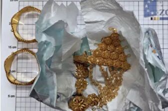 Almanya’da bir uçak yolcusu, bebek bezine sakladığı altınlarla yakalandı