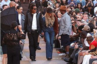 Beyoncé ve Jay-Z, Paris'te el ele poz verdi