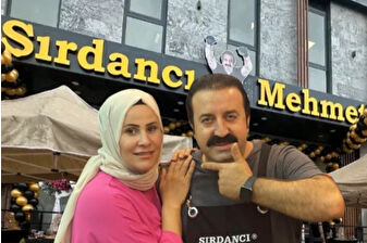 Şırdancı Mehmet olarak tanınan Mehmet Çubuk'a eşi Hanım Çubuk, şiddet ve aldatma iddiasıyla 20 milyon TL'lik boşanma davası açtı
