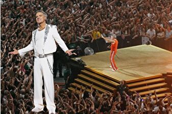 Yapay zeka yaptı, oldu: 17 ve 51 yaşındaki Robbie Williams sahnede buluştu