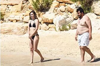 Berfu-Eser Yenenler çifti deniz keyfine üşüyerek başladı