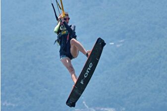 Oyuncu Ayça Varlıer, Akyaka'da kitesurf keyfinde