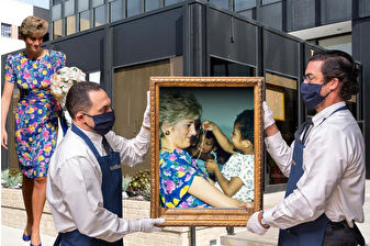 Galler Prensesi Lady Diana'nın giydiği ve 'Şefkatli Elbise' olarak adlandırılan çiçekli kıyafeti müzayedede 520 bin dolara satıldı