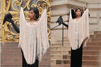 Cardi B, Paris Couture Haftası'nda kombinini gerçek siyah bir karga ile tamamladı