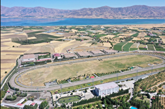 Çevre dostu hipodromdaki 'Geri Dönüşüm Kütüphanesi'nde çocuklara kitap sevgisi aşılanıyor