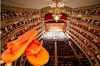 Milano’daki La Scala Operası, parmak arası terlikle gelen izleyicilere kapılarını kapatıyor
