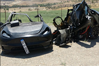 Malatya'da aydınlatma direğine çarpan Tesla ikiye bölünüp alev aldı, içindeki iki hemşire hayatını kaybetti