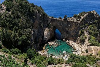 Antalya'daki Kral Koyu doğal güzelliğiyle dikkat çekiyor