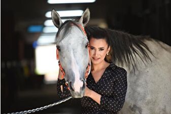Türkiye’nin ilk kadın at yarışı spikeri Esen Gök evinde ölü bulundu