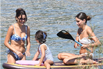 Hande Erçel, Barış Arduç’la yeni projesi öncesi Bodrum’da kardeşi ve yeğeniyle tatile çıktı