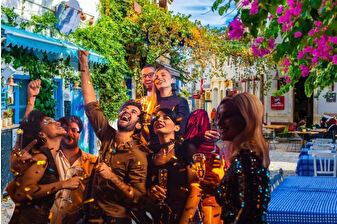 Alaçatı’da ne değişti? Müzik, mafya ve mekânların gölgesinde kaybolan bir Ege masalı