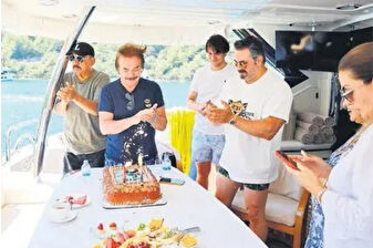 Sanatçı Orhan Gencebay, 81’inci  yaşını dostlarıyla Bodrum’da teknede pasta keserek kutladı