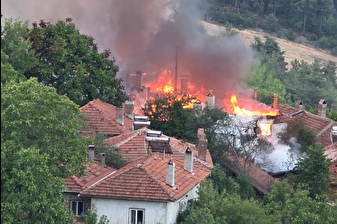 Balıkesir'de çıkan yangında 15 ev kullanılamaz hale geldi