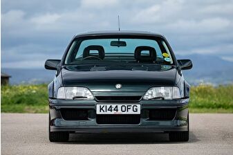 Dünyada yalnızca 950 adet üretilen 1993 model nadir otomobil Lotus Carlton müzayedede satışa çıkıyor