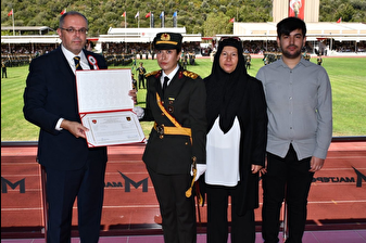 15 Temmuz şehidi Ömer Halisdemir'in kızı teğmen oldu, diplomasını Prof. Dr. Erhan Afyoncu'dan aldı
