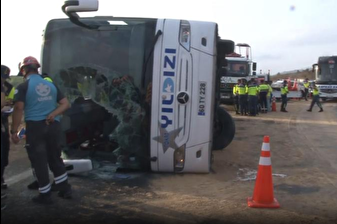 İstanbul'da yolcu otobüsü bariyerlere çarptı: 3 kişi öldü, 20 kişi yaralandı