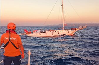 Muğla Milas'ta 8 kişinin bulunduğu fiber tekne alabora oldu, denizde can pazarı yaşandı