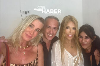 Müzik tutkusuyla bilinen, radyo programında playlistler hazırlayan iş insanı Suzan Sabancı, Ajda Pekkan'ı kuliste ziyaret etti