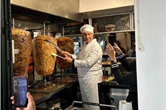Bavyera Başbakanı Markus Söder, döner keserken görüntüleriyle sosyal medyanın gözdesi oldu ve ‘söder kebab’ markası tescillendi