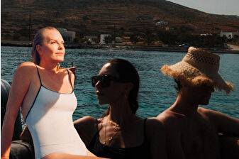 Sosyetenin ünlü ismi Alara Koçibey, Renç Emre ve Jasmine Paris’le tatilde