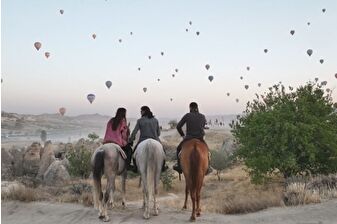 Kapadokya’da atlı turlarla doğal güzellikler keşfediliyor