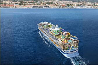 250 bin ton ağırlığındaki dünyanın en büyük yolcu gemisi Legend of the Seas ilk kez suya indirildi