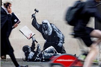 Gizemli sanatçı Banksy bu kez de İngiltere Yüksek Mahkemesi duvarına resim çizdi