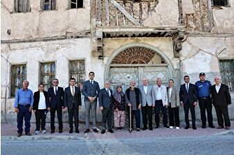 156 yaşındaki konaklarını Valiliğe hibe ettiler
