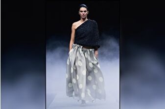 Kendall Jenner, Khaite'nin 2026 ilkbahar koleksiyon şovunda yürüdü