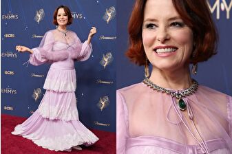 Parker Posey, Emmy Ödülleri'nde zümrüt ve elmas takılarıyla dikkat çekti