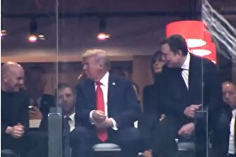 Trump ile Musk, Charlie Kirk anısına düzenlenen törende buzları eritti: Arizona’da dikkat çeken buluşma
