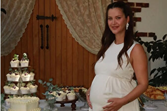 İlk bebeğini kucağına almaya hazırlanan İrem Helvacıoğlu, doğum öncesi baby shower partisi düzenledi
