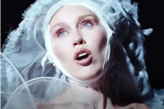 Miley Cyrus, Something Beautiful'ı (Deluxe) tanıttı