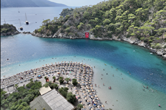 Güneşli havanın devam ettiği Fethiye ve Marmaris'te sahillerde deniz keyfi sürüyor