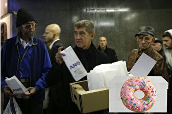 Çekya seçimlerini, seçmenlere donut dağıtan eski başbakan ve milyarder Andrej Babis kazandı