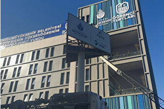Şişli'de, kız öğrencilerin kaldığı yurt binasına devrilen vincin kolu, duvarın bir kısmını yıkarak içeri girdi