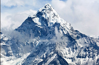 Everest Dağı'nda kar fırtınası nedeniyle binlerce kişi mahsur kaldı: Kurtarma çalışmaları sürüyor