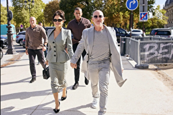 Bezos çifti Paris Moda Haftası’nda gri kıyafetleri ile dikkatleri üzerlerine çekti