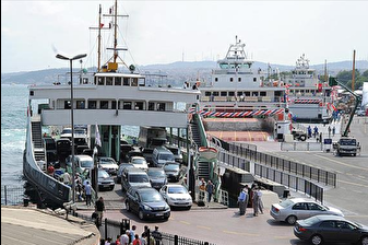 Sirkeci'de arabalı vapur başka bir vapura ve iskeleye çarptı