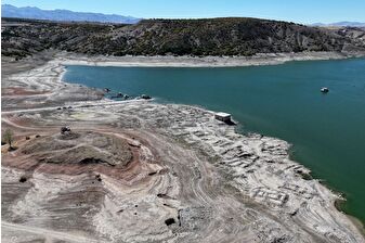 Bahçelik Barajı'nda su seviyesi düşünce eski köy gün yüzüne çıktı, balık kafesleri ise toprağa yapıştı