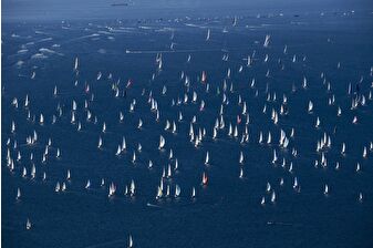 Trieste Körfezi'ndeki geleneksel Barcolana yelken yarışı, renkli görüntüler oluşturdu
