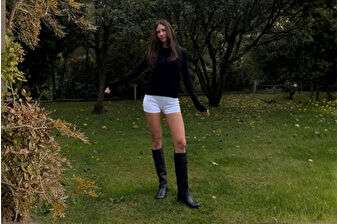 Yasemin Ergene'nin şort ve çizmeli kombini