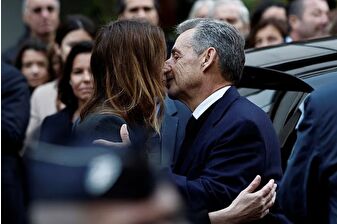 Bugün hapse girecek olan eski Cumhurbaşkanı Nicolas Sarkozy'ye destek gösterisi