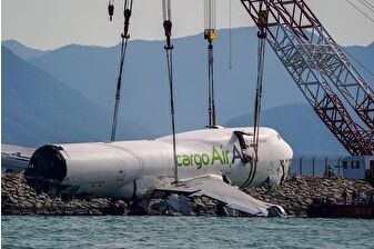 Hong Kong’da servis aracına çarptıktan sonra pistten çıkarak kaza kırıma uğrayan ACT Havayolları uçağı sudan çıkartıldı