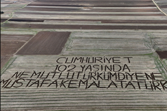 Kırklarelili çiftçi Cumhuriyet sevdasını pullukla tarlasına yazdı