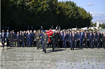 Cumhurbaşkanı Erdoğan ve devlet erkanı Cumhuriyetin 102’nci yılı dolayısıyla Anıtkabir’de Ata’nın huzurunda buluştu