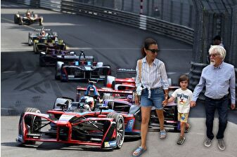 Formula 1’in 95 yaşındaki eski patronu Bernie Ecclestone doğum gününü 49 yaşındaki eşi ve 5 yaşındaki oğlu Ace ile birlikte kutladı