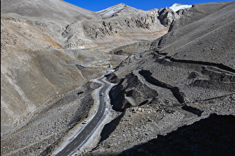 Van-Bahçesaray kara yolundaki çığ yataklarına 'palyeli' önlem