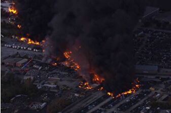 ABD'de, kargo şirketi UPS'ye ait uçak düştü ardından patlama meydana geldi